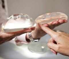 Вставка имплантов - один из методов увеличения груди