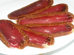 Калорийность бастурмы - 219-240 ккал на 100 г