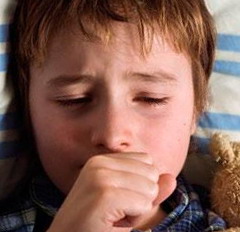 Лающий кашель у ребенка обычно возникает при трахеите