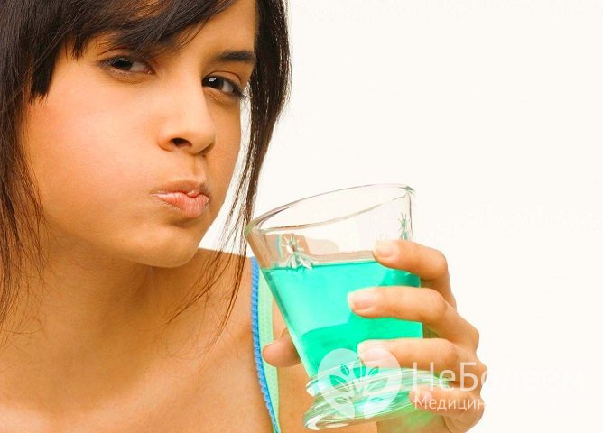 Полоскание рта антисептиками входит в состав комплексного лечение афт