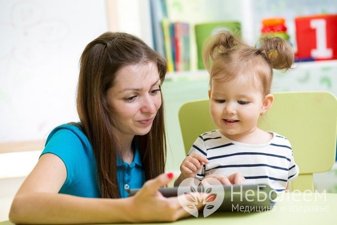 При моторной алалии у ребенка наблюдается ограниченный словарный запас или полное отсутствие речи
