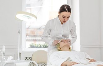 Какие самые востребованные услуги косметолога?